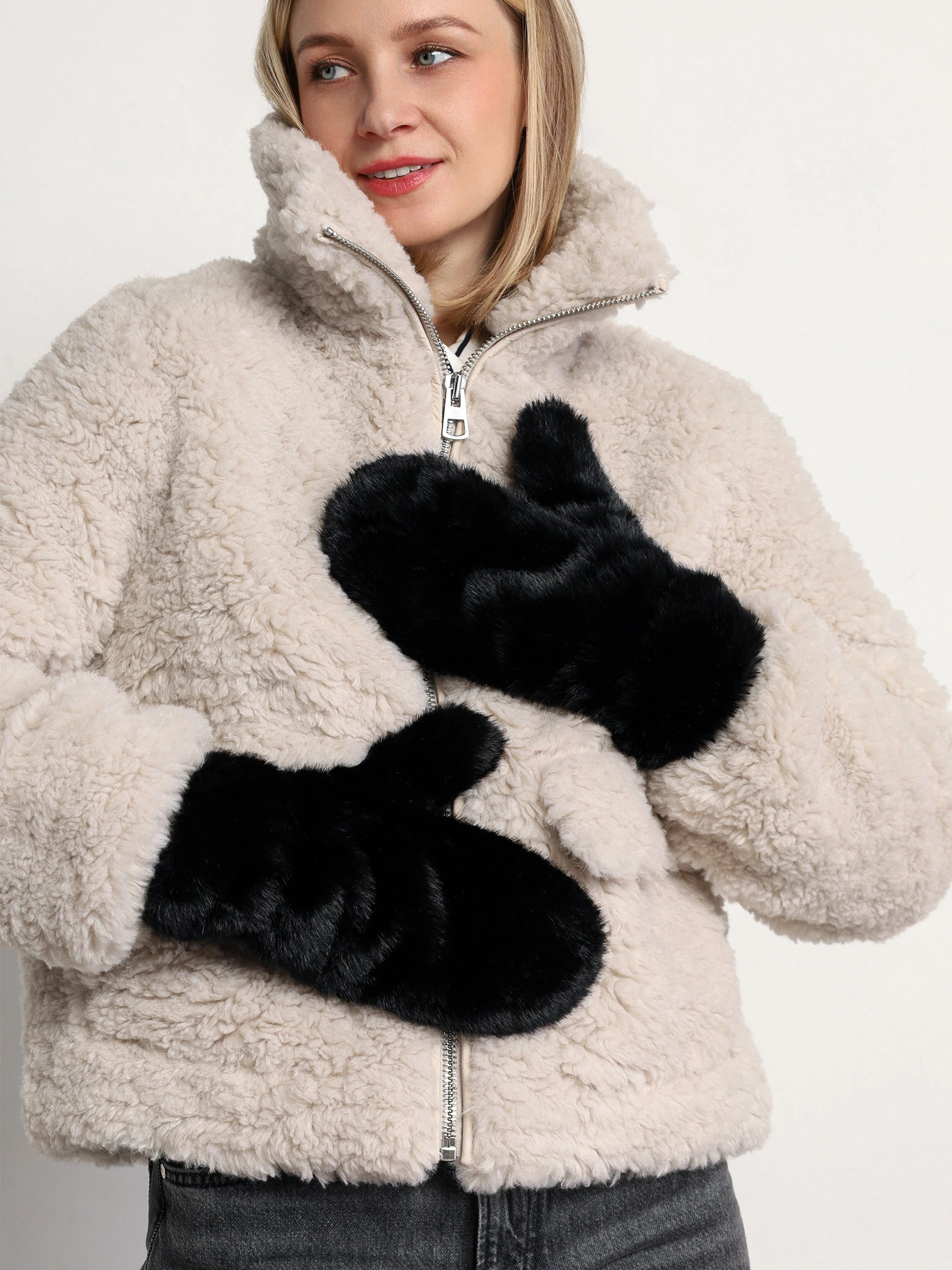 Варежки из искусственного меха в ассортименте